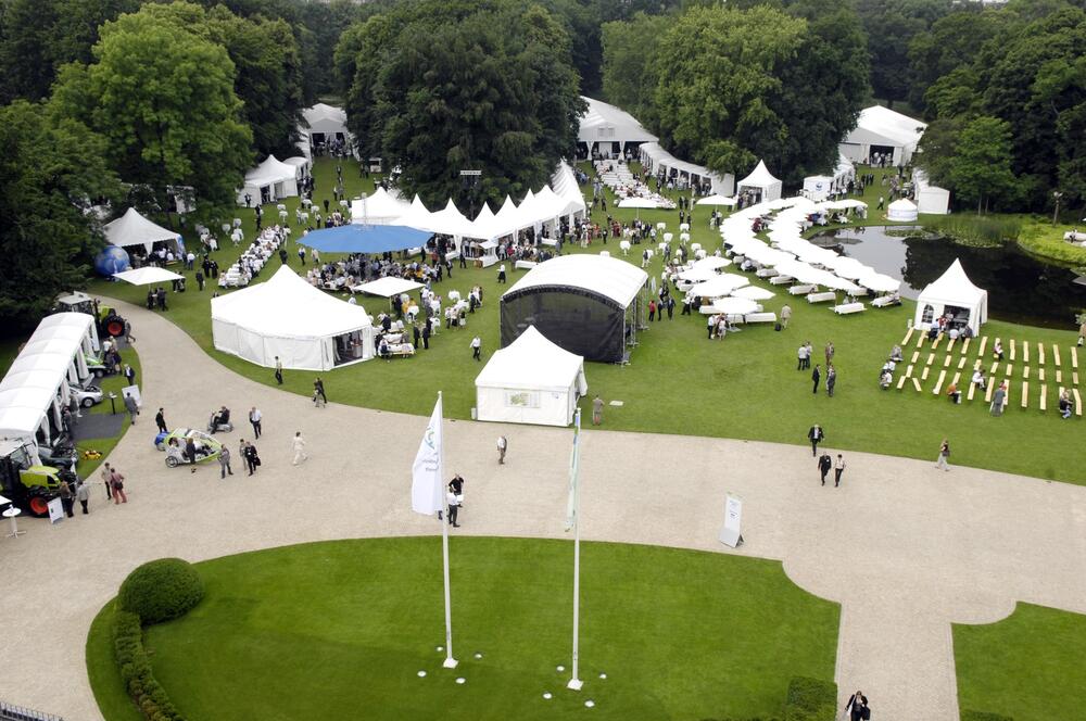 Blick vom Schloss Bellevue auf das Ausstellungsgelände der Woche der Umwelt. 