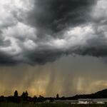 Starkregen über einem Gewerbegebiet © EPC - Projektgesellschaft für Klima. Nachhaltigkeit. Kommunikation. mbH (gemeinnützig)