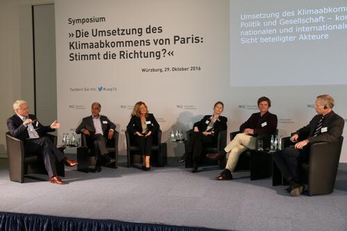 Der ehemalige DBU-Promotionsstipendiat Dr. Martin Köppel (2.v.r.) beim Symposium anlässlich der Verleihung des Deutschen Umweltpreises 2016 in Würzburg (v.l.n.r. Volker Angres, Leiter ZDF-Redaktion Umwelt, Prof. Dr. Mojib Latif, Umweltpreisträger 201 