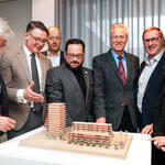 Übergabe Bewilligungsschreiben Carl © Baugenossenschaft Arlinger eG