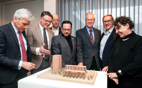 Übergabe Bewilligungsschreiben Carl © Baugenossenschaft Arlinger eG