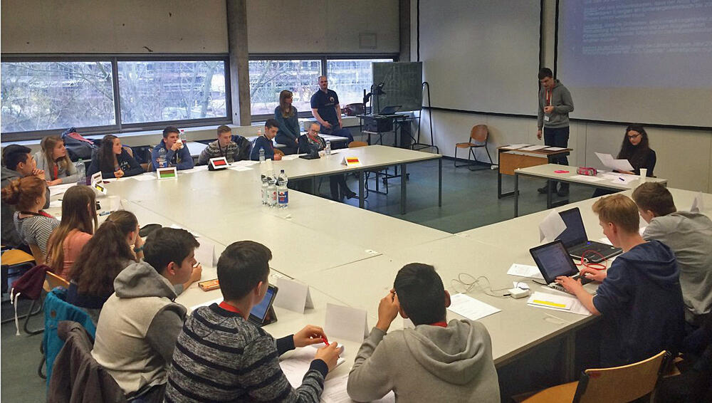 Schüler hören ein Referat &copy; Deutsche Bundesstiftung Umwelt