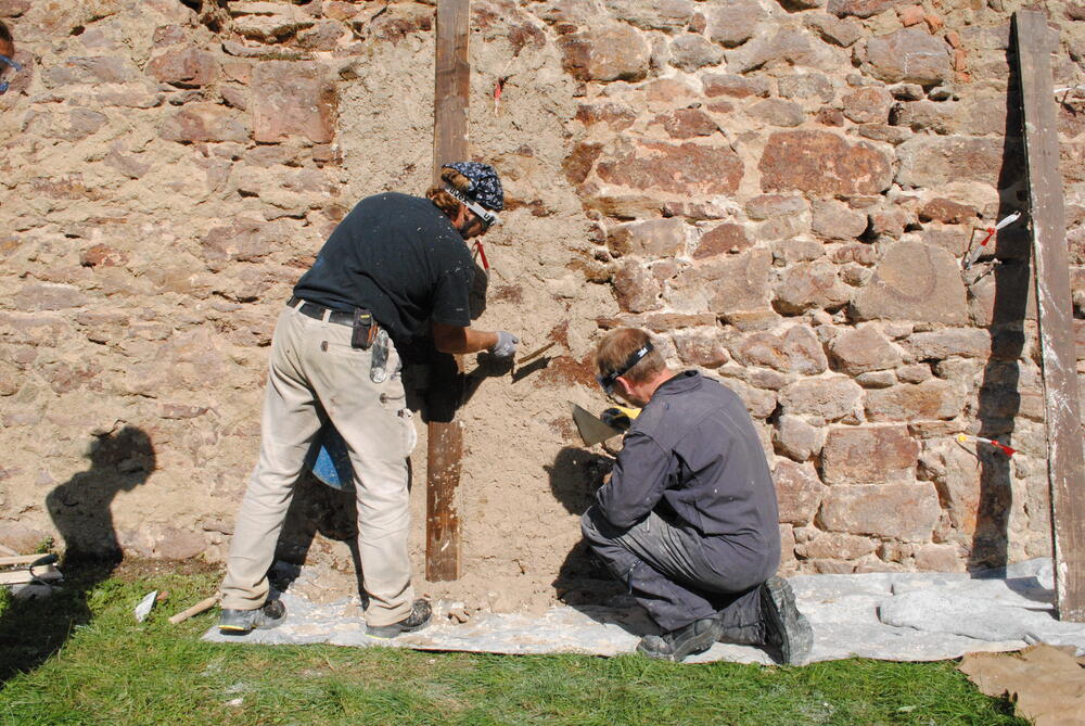 Anlegen von Putz-Musterflächen mit Heißkalkmörtel im Kloster Buch © Heiner Siedel 