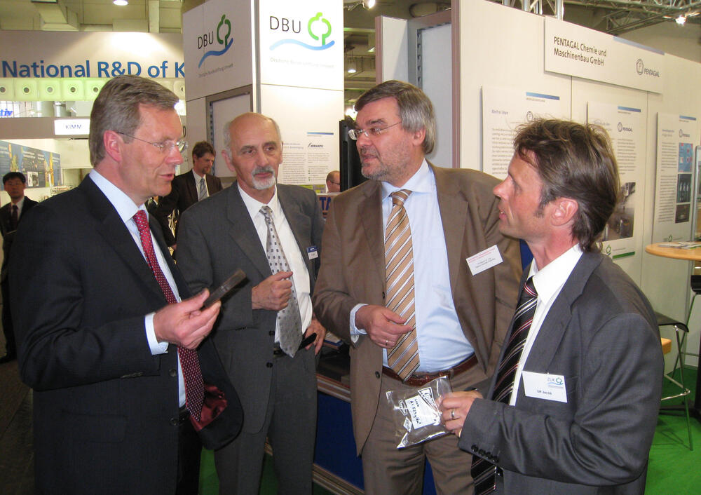 Christian Wulff am DBU-Messestand der Hannover Messe 