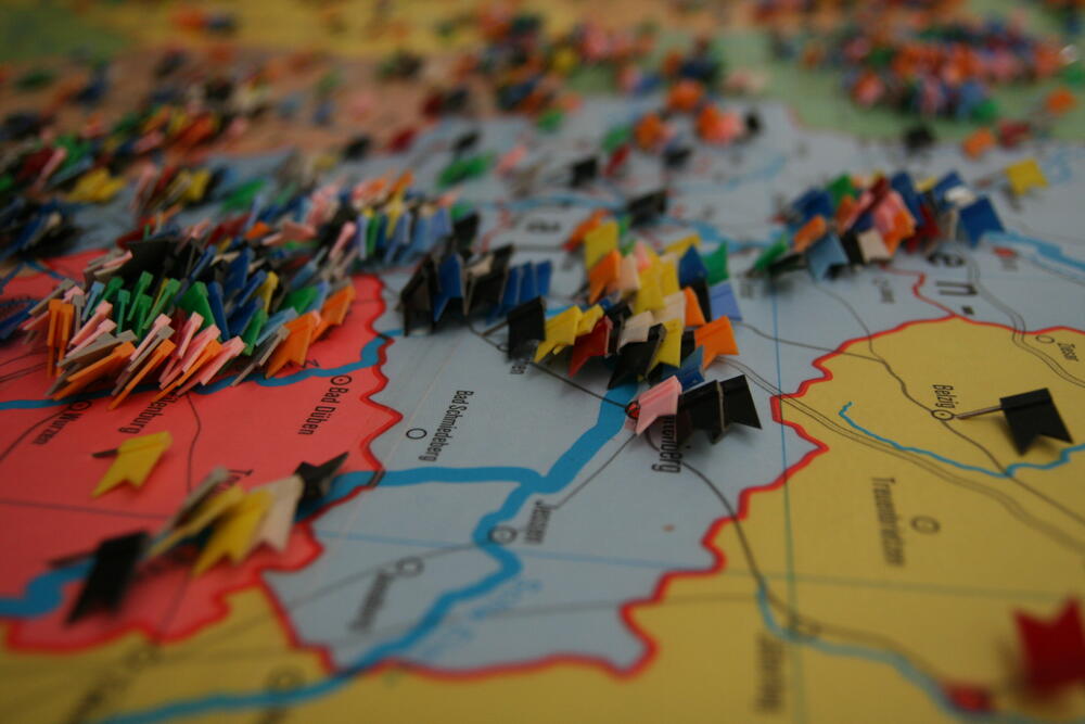 Alte Wandkarte mit Fähnchen für DBU-Projekte 