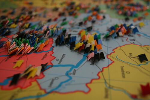 Alte Wandkarte mit Fähnchen für DBU-Projekte 