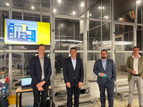 Die DBU zu Besuch beim Projektpartner Institut für Gebäudeenergetik, Thermotechnik und Energiespeicherung in Stuttgart: Anders Berg M.Sc., Prof. Dr.-Ing. Konstantinos Stergiaropoulos, DBU-Generalsekretär Alexander Bonde und Dr.-Ing. Henner Kerskes (v © IGTE/Universität Stuttgart, Deutsche Bundesstiftung Umwelt