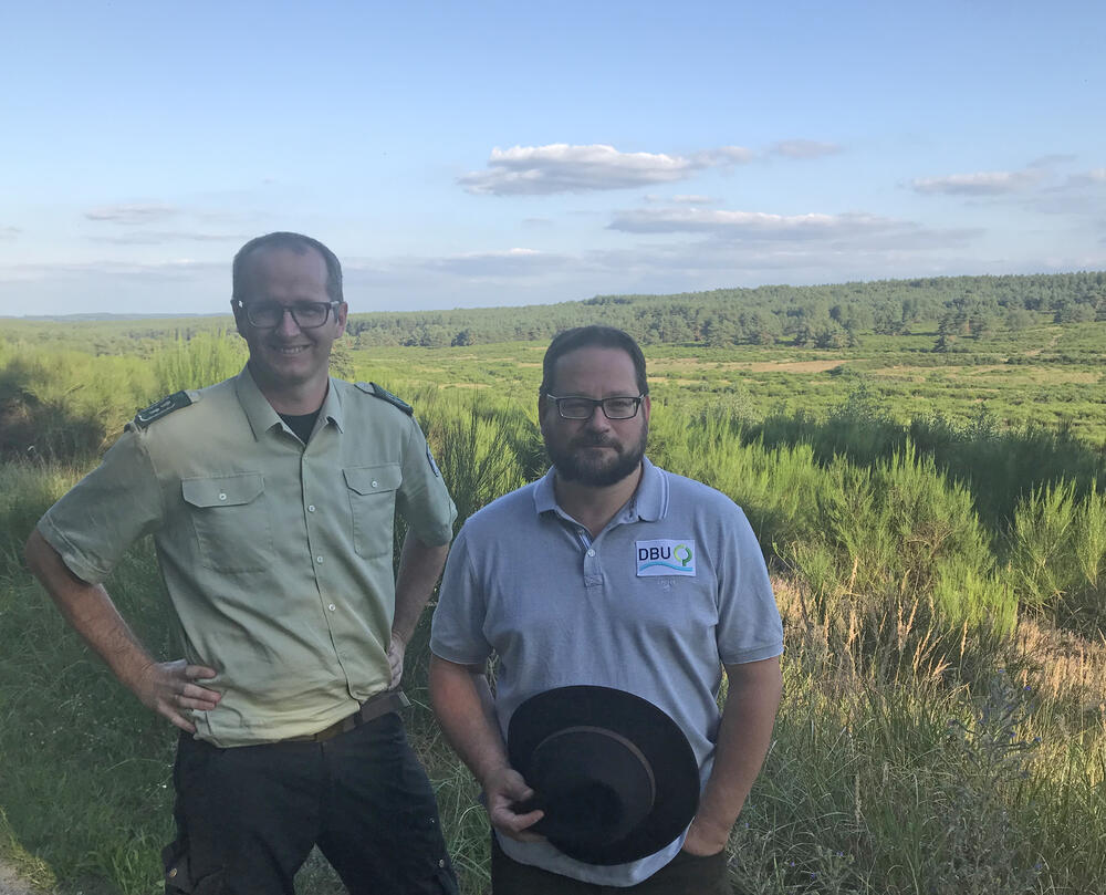 Hr. Tuchbreiter und HR. Bonde auf DBU-Naturerbefläche Siegenburg © Bundesforstbetrieb Hohenfels