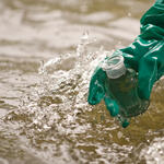 Entnahme einer Gewässerprobe © Bilddatenbank UFZ