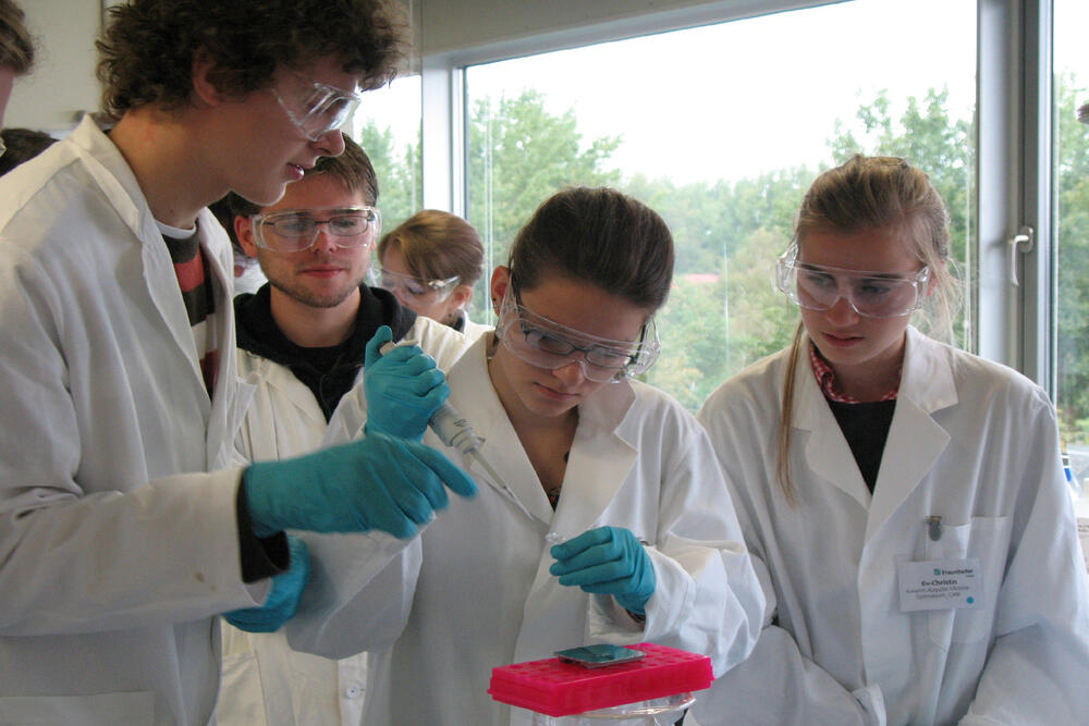 Jugendliche beim Experimentieren 