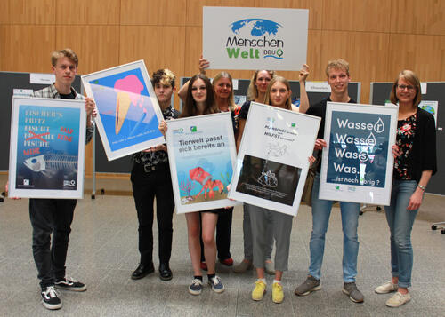 Gewinnerplakate mit DBU-Vertreterinnen und Lehrerin &copy; Deutsche Bundesstiftung Umwelt