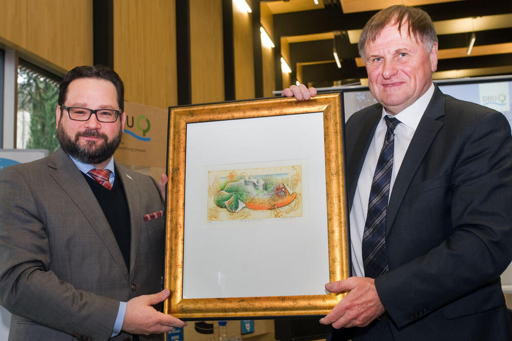 Alexander Bonde handed a present to Werner Wahmhoff. © Münch/DBU