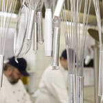 Küchenutensilien in Großküche © Hermann Willers