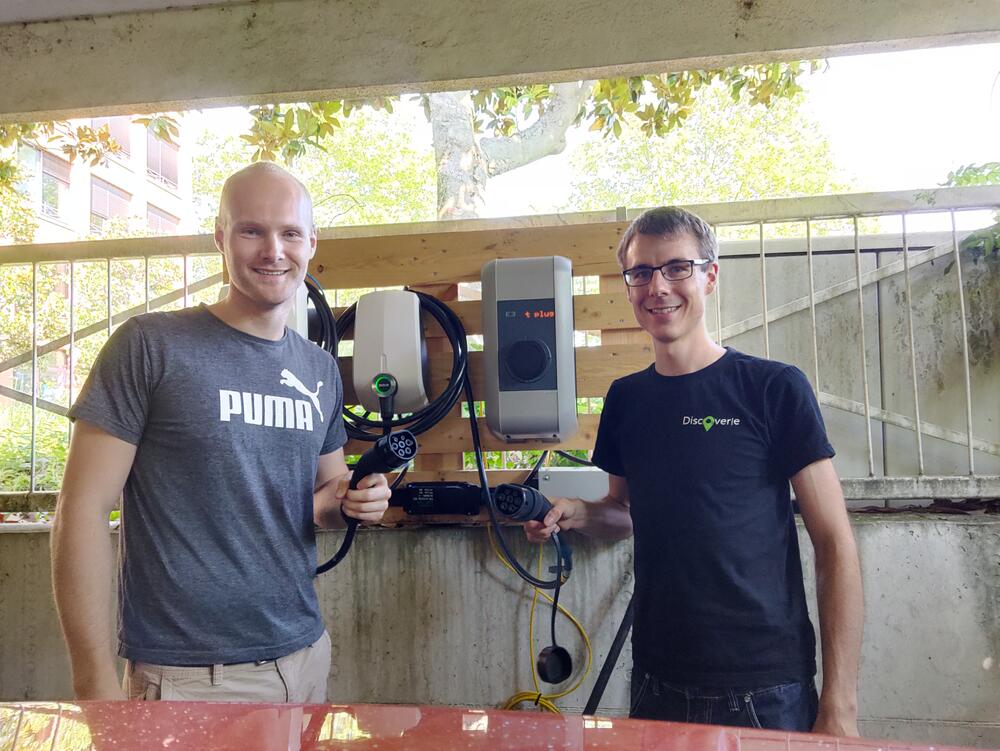 Jonas Sivers and Jonas Schumacher (from left) from the green start-up Chargetic develop solutions for multi-family homes © Chargetic GmbH