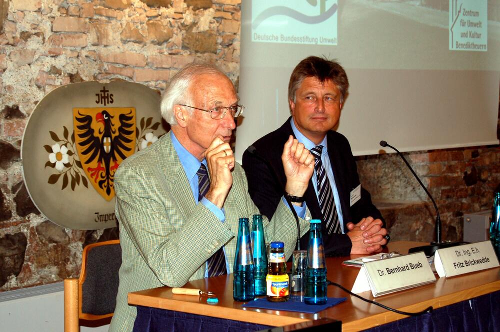 Dr. Bernhard Bueb (links), ehemaliger Rektor des Internats Schloss Salem und Autor des
Bestsellers „Lob der Disziplin – Eine Streitschrift“, und Dr.-Ing. E. h. Fritz
Brickwedde, DBU-Generalsekretär. 