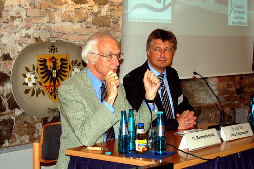 Dr. Bernhard Bueb (links), ehemaliger Rektor des Internats Schloss Salem und Autor desBestsellers „Lob der Disziplin - Eine Streitschrift“, und Dr.-Ing. E. h. FritzBrickwedde, DBU-Generalsekretär. 