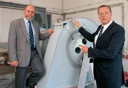 Professor Dr.-Ing. Joachim Paul,Vorstandsvorsitzender (rechts) und Dipl.-Ing. Ernst Jahn, Vorstand der Firma INTEGRAL Energietechnik AG 