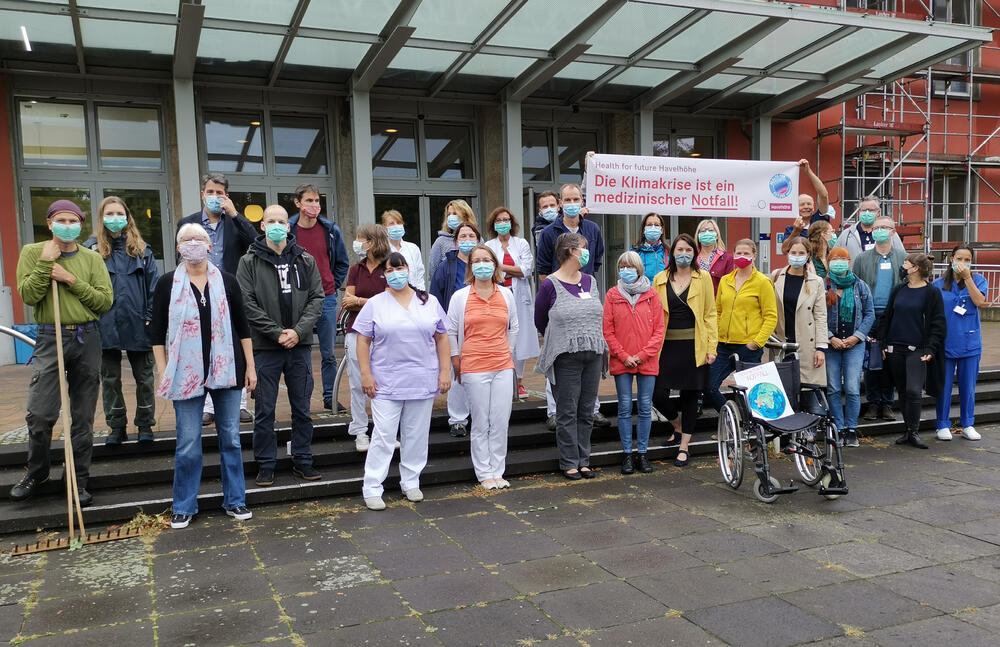 Mitarbeitende vom Gemeinschaftskrankenhaus Havelhöhe haben sich das Ziel gesetzt, bis 2030 klimagerecht zu arbeiten. Die DBU fördert ein wissenschaftliches Team, um das Krankenhaus zu einem Reallabor für klimagerechte Kliniken zu machen. © Gemeinschaftskrankenhaus Havelhöhe