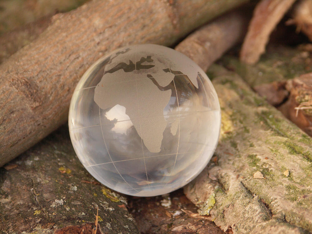 Symbolbild Glasweltkugel &copy; Deepen-Wieczorek/piclease