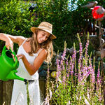 Frau im Garten © Fotolia - Kzenon