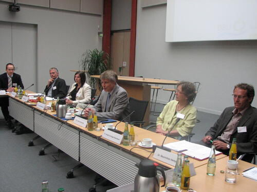 Dr.-Ing. E. h. Fritz Brickwedde, DBU-Generalsekretär (3. v. r.), begrüßt die Stipendiaten 