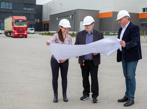 Geschäftsführerin Annika Trappmann, Christian Kaiser vom Material- und Beschaffungsmanagement sowie dessen Leiter Matthias Schöllgen (von links) © Michael Heindrich/Blechwarenfabrik Limburg