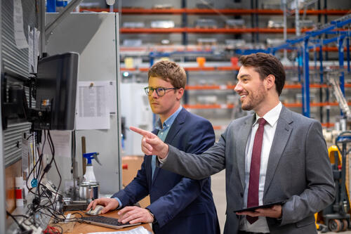 Geschäftsführer Hugo Sebastian Trappmann (rechts) und Daniel Jung, dem Leiter der Sparte Business Intelligence © Michael Heindrich/Blechwarenfabrik Limburg