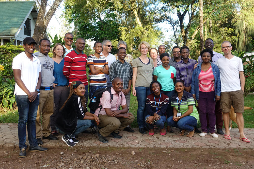 Prof. Dr. Katrin Böhning-Gaese zusammen mit Studierenden © Bernhard Gaese