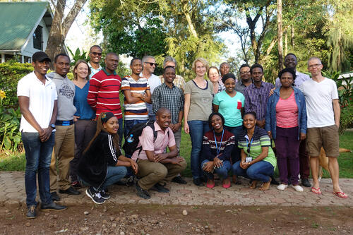 Prof. Dr. Katrin Böhning-Gaese zusammen mit Studierenden © Bernhard Gaese
