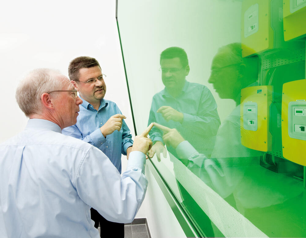 Günther Cramer und Mitarbeiter © SMA Solar Technology AG