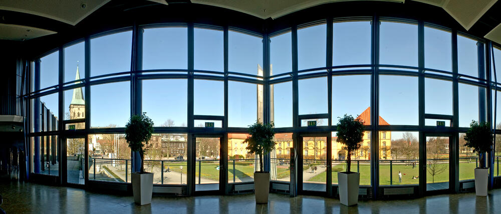 Blick aus dem Kongresssaal der OsnabrückHalle auf den Schlosspark  © OsnabrückHalle