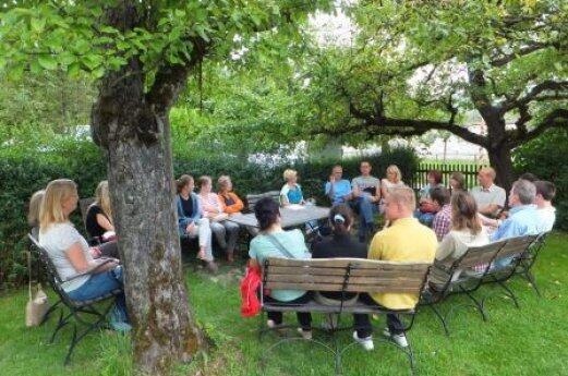 Gesprächsrunde im Kräutergarten des Klosters 