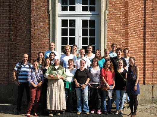 Gruppenfoto Stipendiatenseminar Cloppenburg August 2013 vor Schloss Clemenswerth 