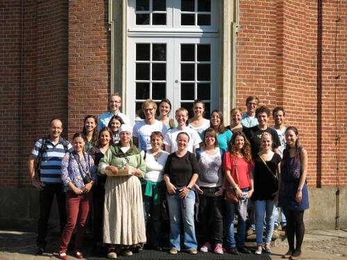 Gruppenfoto Stipendiatenseminar Cloppenburg August 2013 vor Schloss Clemenswerth 