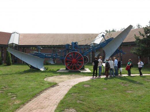 Stipendiatenseminar Cloppenburg: riesiger Moorpflug im Museumsdorf Cloppenburg 