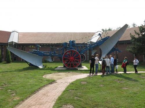 Stipendiatenseminar Cloppenburg: riesiger Moorpflug im Museumsdorf Cloppenburg 