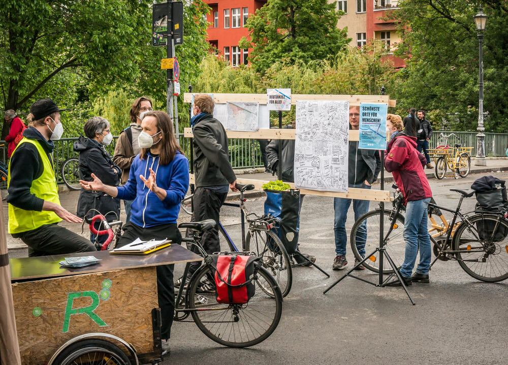 Informationsvermittlung und Diskussion der Vorteile von verkehrsberuhigten Stadtbereichen © Michalke / Changing Cities