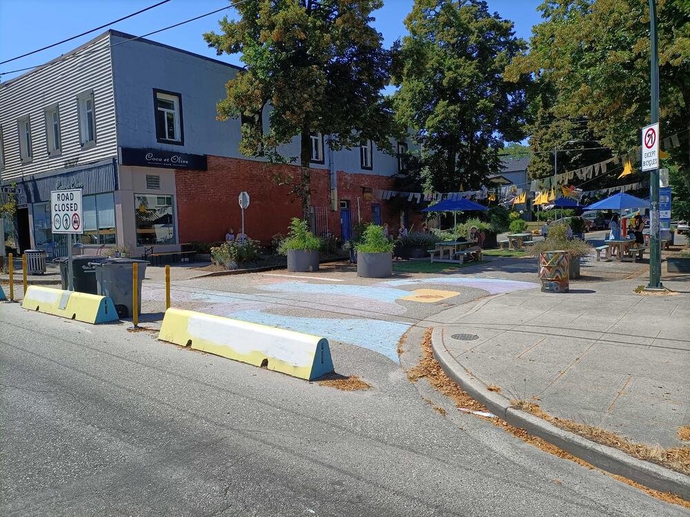 Auffrischung der verkehrsberuhigten Bereiche durch Farben, Pflanzen und Sitzmöglichkeiten © Dr. Dirk von Schneidemesser