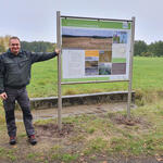 Revierleiter Hördler vor Infotafel © Sabrina Brumme/DBU Naturerbe