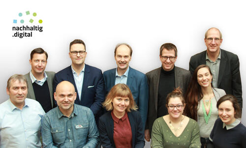 Das fünfköpfige Team von nachhaltig.digital mit den Trägern von B.A.U.M. und DBU beim Auftakttreffen. © Deutsche Bundesstiftung Umwelt