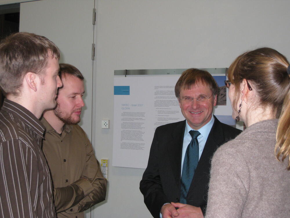 Prof. Dr. Werner Wahmhoff im Gespräch mit Neustipendiaten 