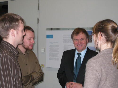 Prof. Dr. Werner Wahmhoff im Gespräch mit Neustipendiaten 