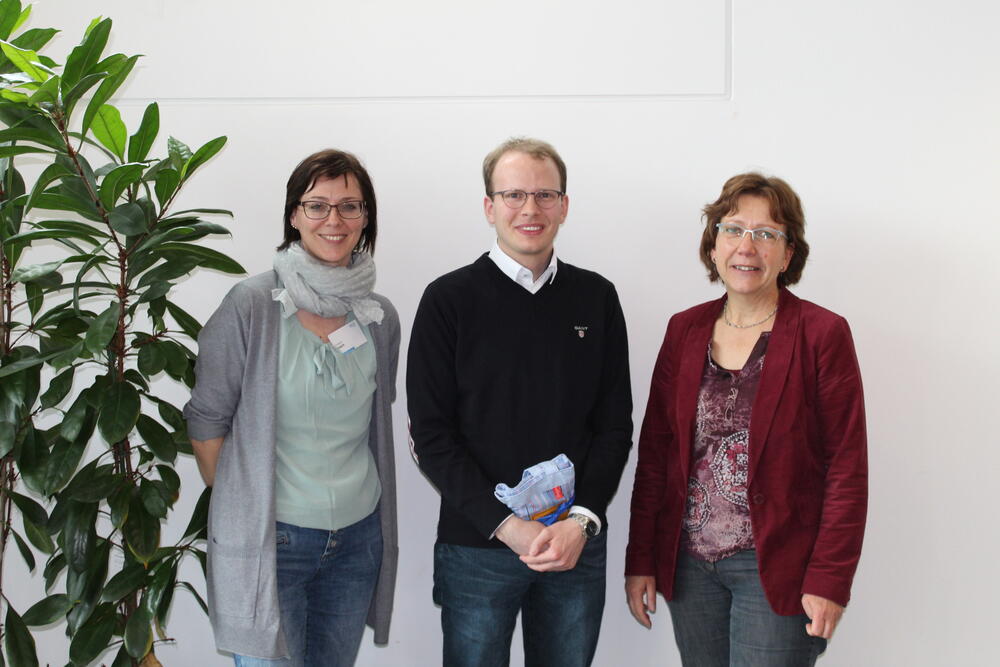 Verabschiedung von Falk Niefind auf dem Sprechertreffen am 15.03.2019 in Osnabrück durch Dr. Hedda Schlegel-Starmann (rechts) und Christine Busch  © DBU, Dr. Hans-Christian Schaefer
