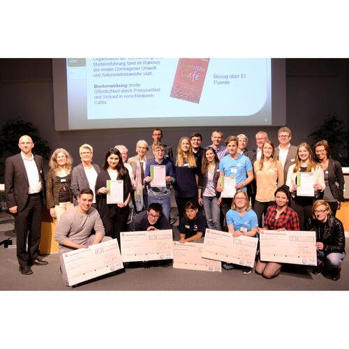 Organisatoren und Verantwortliche des Projekts »Schülerfirmen als Fair Trade Botschafter« freuen sich mit den preisgekrönten Schülerfirmen über die Auszeichnungen. 