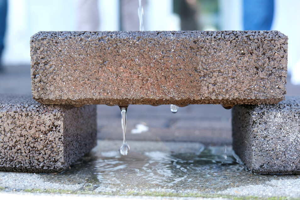 Der neue, wasserdurchlässige Pflasterziegel lässt Regen versickern und schützt so vor Hochwasser. © KI Keramik-Institut GmbH