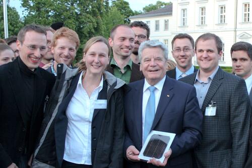 DBU-Stipendiaten überreichen Gastgeschenk an Bundespräsident Gauck © René Hönig