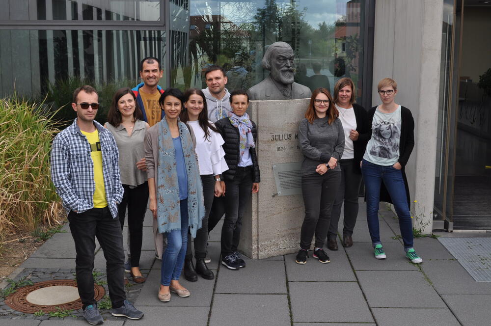 Teilnehmende bei der Führung durch das Julius Kühn-Institut  © Enikö Lörincz-Besenyei