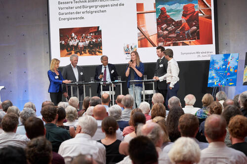 Karen Hamann (3 v. r.) und Robin Kentsch (2 v. r.) beim Symposium „Wir sind dran - Inspirieren, reflektieren, handeln“ anlässlich des 80. Geburtstags von Ernst Ulrich von Weizsäcker  © Vereinigung Deutscher Wissenschaftler e. V.