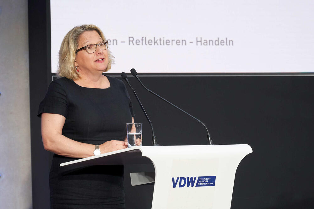 Bundesumweltministerin Svenja Schulze beim Symposium „Wir sind dran – Inspirieren, reflektieren, handeln“  © Vereinigung Deutscher Wissenschaftler e. V.