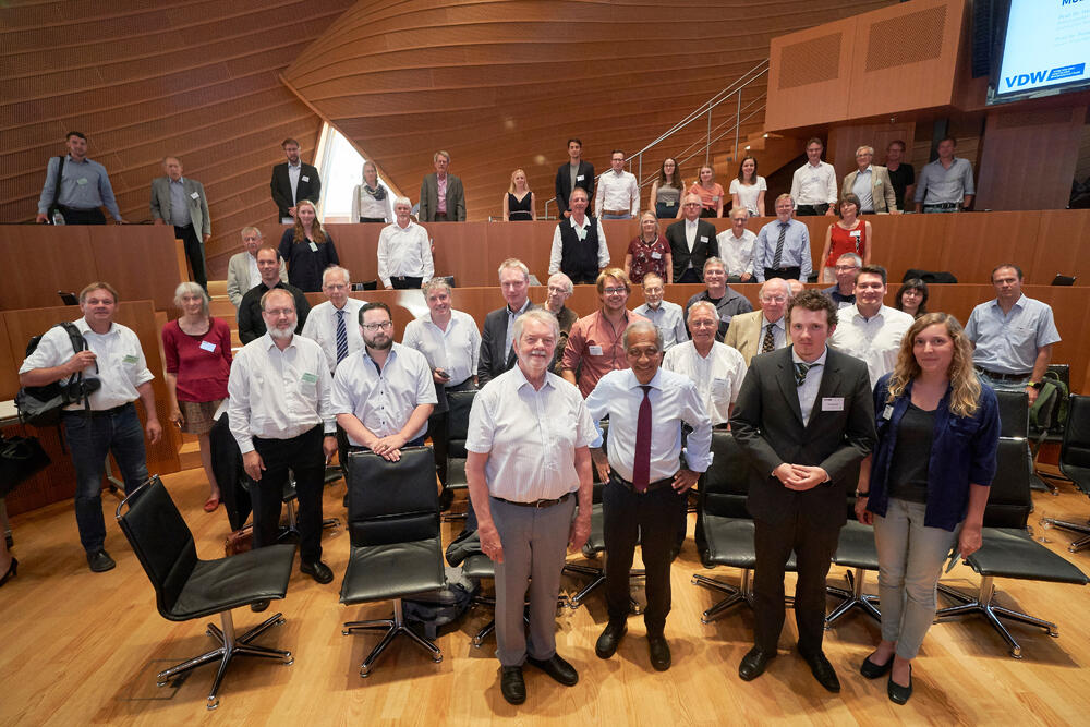 Symposium „Wir sind dran – Inspirieren, reflektieren, handeln“ anlässlich des 80. Geburtstags von Ernst Ulrich von Weizsäcker mit den DBU-Stipendiaten Robin Kentsch und Karen Hamann (vordere Reihe, 2. v. r. und 1. v. r.)  © Vereinigung Deutscher Wissenschaftler e. V.